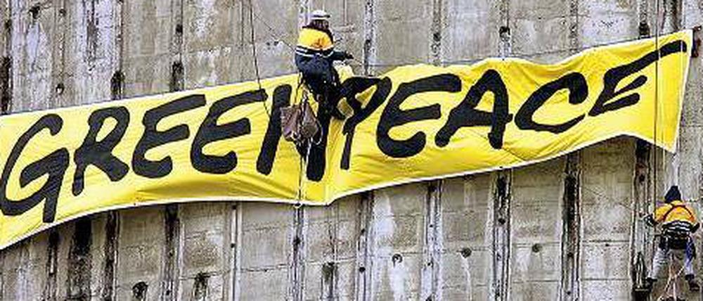 Riskantes Manöver. Weil ein Mitarbeiter 3,8 Millionen Euro verzockt hat, steht Greenpeace in der Kritik. 
