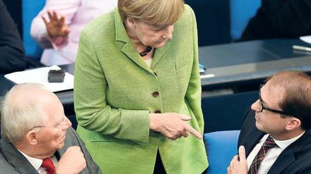 Uneins. Merkel und Schäuble – hier bei einer Bundestagssitzung – streiten mit Dobrindt über die Pkw-Maut. 