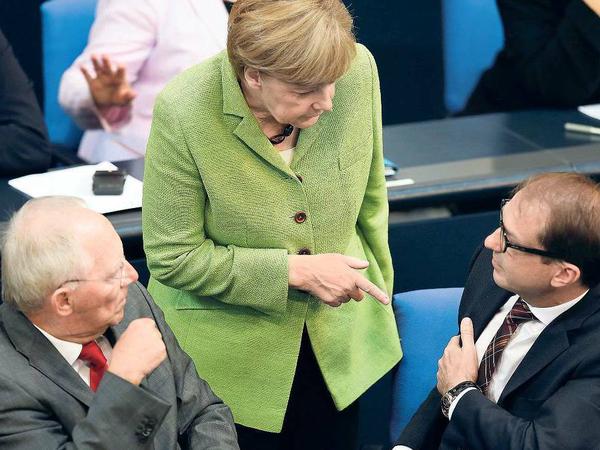 Uneins. Merkel und Schäuble – hier bei einer Bundestagssitzung – streiten mit Dobrindt über die Pkw-Maut. 