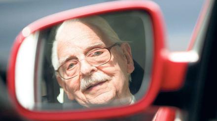 Gute Rundumsicht ist eines der Kriterien, die für Senioren eine wichtige Rolle beim Autokauf spielen.