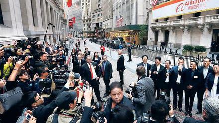 Stars an der Wall Street. Alibaba-Unternehmensgründer Jack Ma und seine Mitarbeiter vor der Börse.