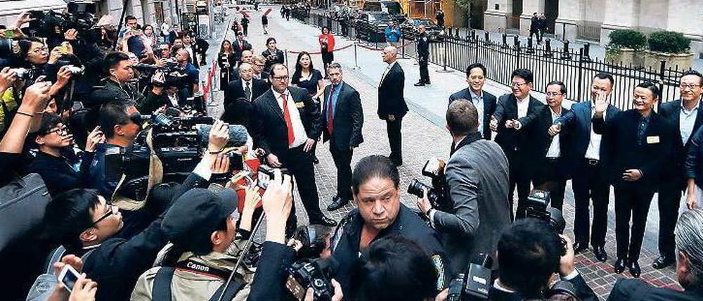 Stars an der Wall Street. Alibaba-Unternehmensgründer Jack Ma und seine Mitarbeiter vor der Börse.