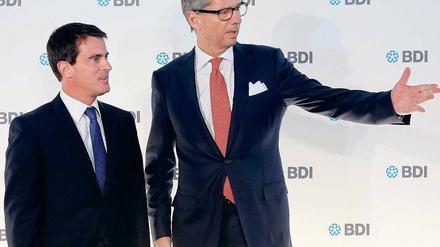 Da geht’s lang. BDI-Chef Ulrich Grillo versucht es mit einem Fingerzeig für Frankreichs Premierminister Manuel Valls. 