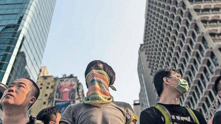 Für mehr Demokratie. Seit Tagen protestieren in den Straßen Hongkongs und vor der Zentrale der Stadtregierung vor allem junge Leute. Sie halten die Verantwortlichen für Marionetten der kommunistischen Pekinger Führung und wollen sich nicht vorschreiben lassen, aus welchen Kandidaten sie 2017 ihren künftigen Verwaltungschef wählen. Foto: AFP