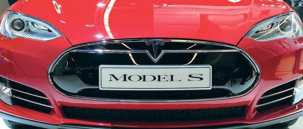 Rein elektrisch. Tesla präsentiert sein Model S jetzt am Kurfürstendamm.