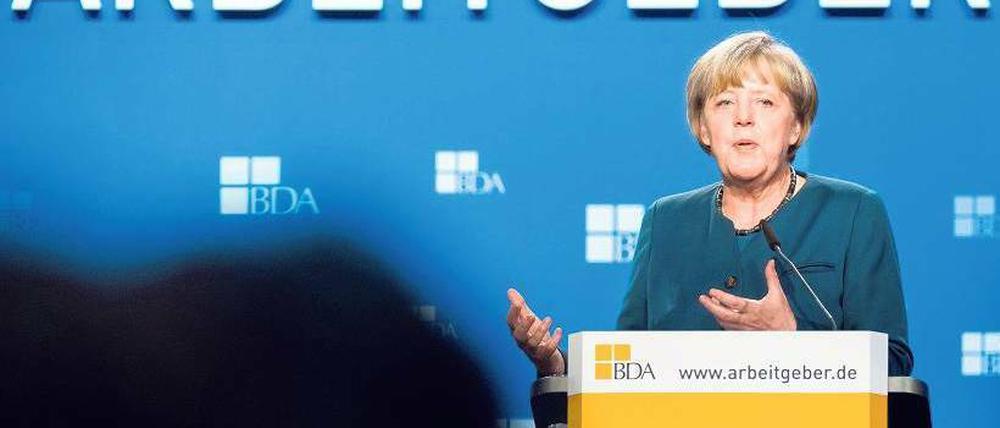 Mehr als Worte hatte Bundeskanzlerin Angela Merkel (CDU) den Unternehmern auf dem Arbeitgebertag nicht zu schenken. Applaus bekam sie dennoch. 