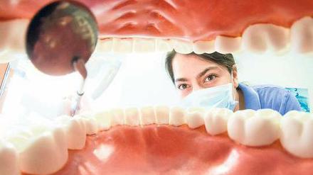 Goldsucher. Manche Zahnärzte nutzen die Furcht vor Schmerzen aus und verkaufen ihren Patienten vermeintlich schonende Spezialbehandlungen.