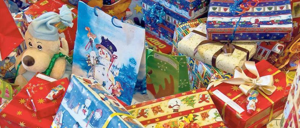 Einen Großteil des Weihnachtsgelds geben Deutsche für Geschenke aus.