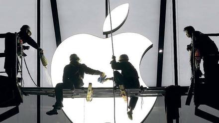 Politur. Arbeiter legen letzte Hand am Logo des neuen Apple-Stores in Hangzhou an. Allein bis zum chinesischen Neujahr im Februar sollen vier weitere Geschäfte des kalifornischen Technologiekonzerns in China eröffnen. 