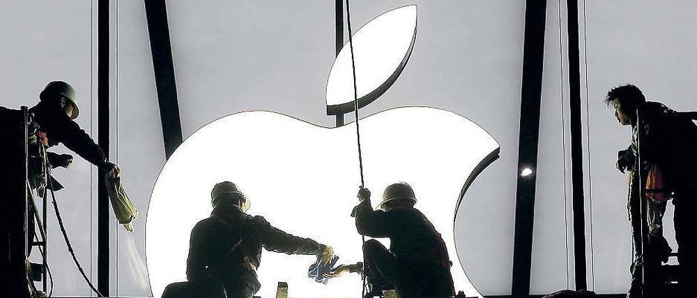 Politur. Arbeiter legen letzte Hand am Logo des neuen Apple-Stores in Hangzhou an. Allein bis zum chinesischen Neujahr im Februar sollen vier weitere Geschäfte des kalifornischen Technologiekonzerns in China eröffnen. 