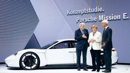 Nur eine Studie. Bundeskanzlerin Angela Merkel besichtigte auf der IAA zusammen mit dem damaligen Porsche-Chef Matthias Müller (r.) und Hessens Ministerpräsident Volker Bouffier den elektrischen Porsche Mission E. Ob er je gebaut wird, ist offen.