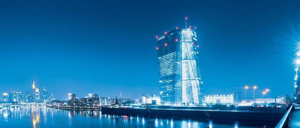 Am Main. Die EZB sitzt seit einem Jahr im Neubau im Frankfurter Ostend. Die Bankenaufseher sollen nun in den alten Euro-Tower in der Innenstadt ziehen.