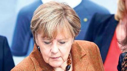 Auf Tuchfühlung. Bundeskanzlerin Angela Merkel testet auf dem IT-Gipfel in Berlin einen elektronischen Handschuh.