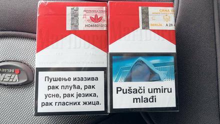 „Raucher sterben jung“ heißt es auf der rechten Schachtel mit montenegrinischem Steuerzeichen. Verkauft wurde sie in der montenegrischen Kleinstadt Rožaje. 