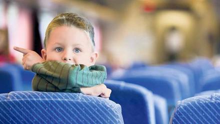 Besonders Kleinkinder sind auf langen Zugfahrten schnell gelangweilt. 