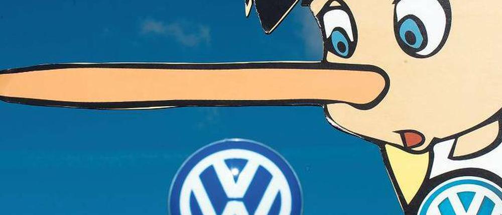 Mit dem Pinocchio-Plakat protestiert Greenpeace gegen den Abgasbetrug von Volkswagen. Doch auch Bundesverkehrsminister Alexander Dobrindt ist in der Kritik.