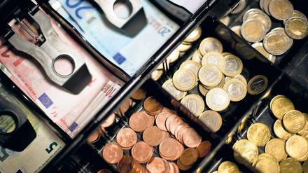 Beliebtes Zahlungsmittel. Mehr als drei Viertel der Deutschen bezahlen an der Kasse am liebsten mit Scheinen und Münzen.