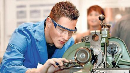 In Bautzen und Leipzig können Schülerinnen und Schüler seit 2013 zum Beispiel das Abitur und gleichzeitig eine Ausbildung zum Industriemechaniker machen.