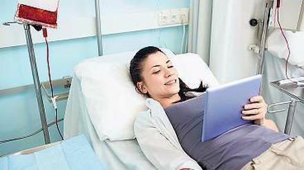 Schnelle gesund werden Patienten sicher nicht, wenn sie im Netz surfen - aber immerhin vertreibt es die Zeit im Krankenhaus. 