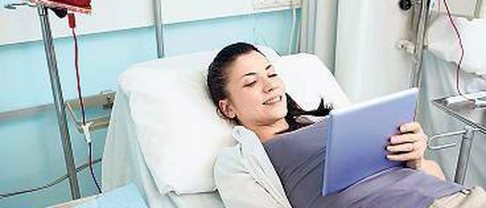 Schnelle gesund werden Patienten sicher nicht, wenn sie im Netz surfen - aber immerhin vertreibt es die Zeit im Krankenhaus. 