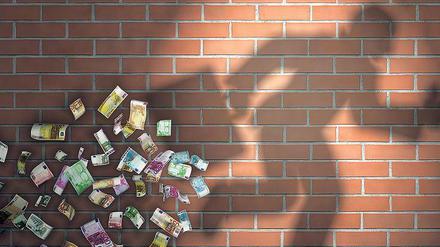 Auf der Flucht. Weil Banken bei großen Summen schnell Verdacht schöpfen, spielt Bargeld in der organisierten Kriminalität mittlerweile eine untergeordnete Rolle. Foto: O. Boehmer / Fotolia