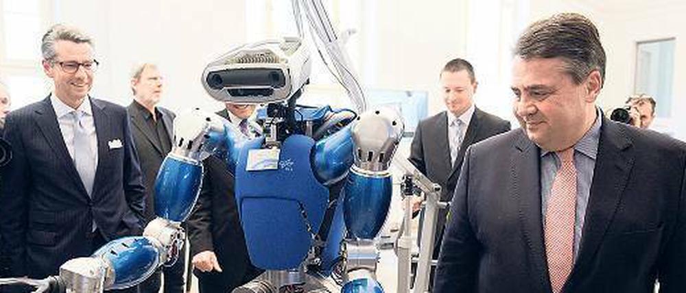 Zukunft der Industrie? Sigmar Gabriel und BDI-Präsident Ulrich Grillo bewundern einen humanoiden Roboter. 