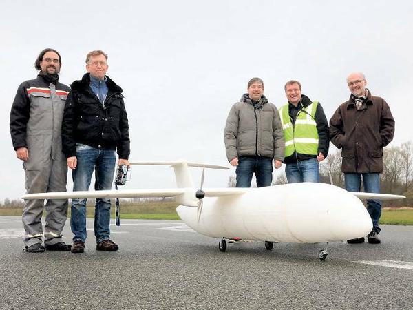 Mitglieder des Airbus-Teams für neue Technologien und Konzepte und ihr Flieger „Thor“ mit einer Länge und einer Spannweite von jeweils rund vier Metern in Stade.