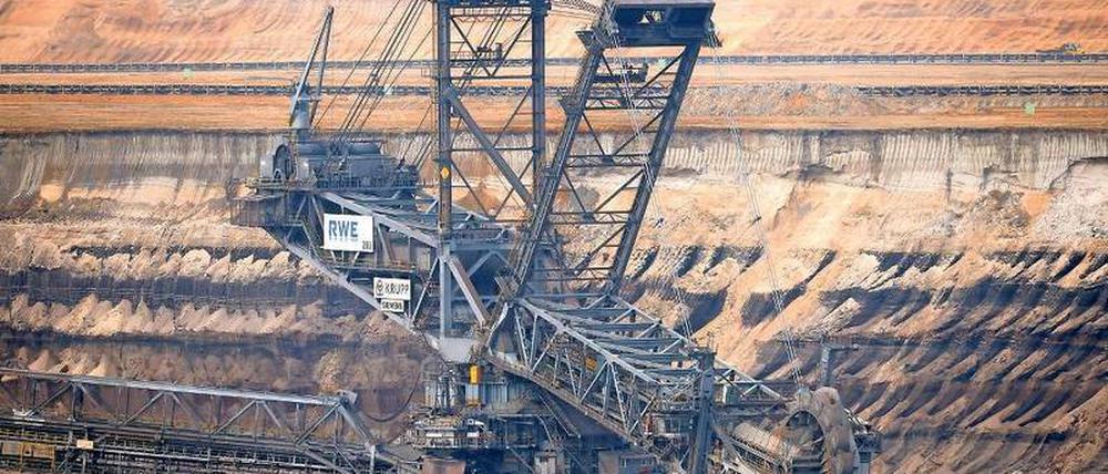 Gigantisch sind die Bagger im nordrhein-westfälischen Tagebau Garzweiler, wo RWE Braunkohle fördert. Gigantisch sind inzwischen auch die Verluste, die die Konzerne mit konventionellen Energieträgern einfahren. 
