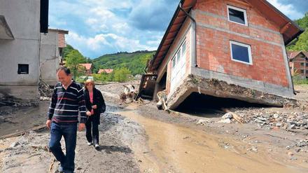Wer hätte damit gerechnet? Die möglichen Schäden durch Erdbeben oder Fluten seien leichter einzuschätzen als politische Risiken, erklärt der Experte. Das Foto zeigt die Folgen einer Überschwemmung im Mai 2014 im serbischen Dorf Krupanj. 