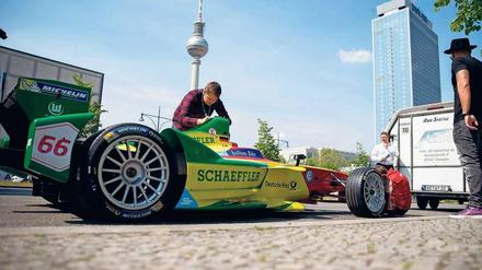 Am Start. An diesem Sonnabend startet das Formel E-Rennen in Berlin, an dem nur elektrische Rennwagen teilnehmen. Eine Leistungsschau für Autokonzerne und Zulieferer. Foto: dpa