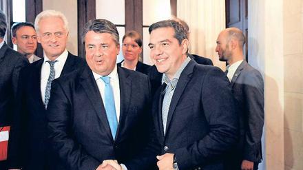 Zeit verbringen. Tsipras und Gabriel nach langem Gespräch. 