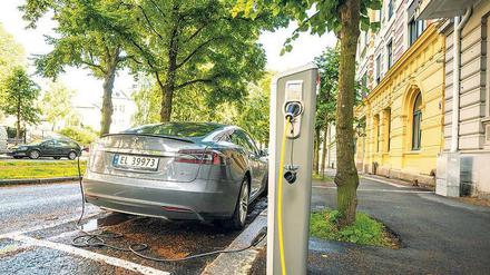 Aufladen. Die Batterie eines Tesla bekommt am Straßenrand in Oslo neuen Strom. 