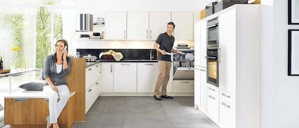 Küchen sind heute oft Teil des Wohnzimmers, damit wird auch die Ausstattung hochwertiger - die Möbelindustrie profitiert von diesem Trend. 