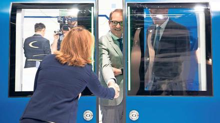 Auf und zu. Verkehrsminister Dobrindt probiert während des Innotrans-Rundgangs am Stand von Knorr Bremse das Öffnen und Schließen einer Tür für U-Bahnen aus. 
