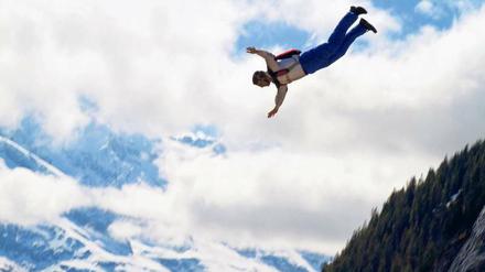 Bungee-Jumping und Fallschirmspringen gehören mit zu den beliebtesten Erlebnisgutscheinen. Foto: Oliver Furrer/Mauritius