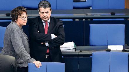 Wie geht es jetzt weiter? Wirtschaftsminister Sigmar Gabriel und seine Nachfolgerin Brigitte Zypries am Donnerstag im Bundestag. 