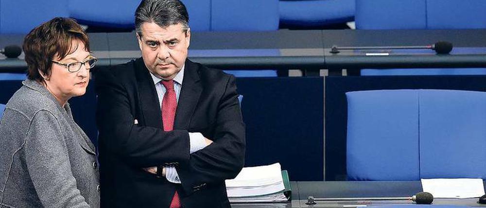 Wie geht es jetzt weiter? Wirtschaftsminister Sigmar Gabriel und seine Nachfolgerin Brigitte Zypries am Donnerstag im Bundestag. 