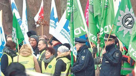Protest begleitet die Verhandlungen - wie hier bereits Mitte Januar in Berlin. Heute geht es in Potsdam weiter. Foto: Paul Zinken/dpa