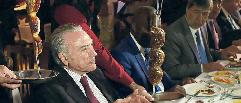Brasiliens Präsident Michel Temer lud Botschafter zum Steakessen, um zu unterstreichen, dass brasilianisches Fleisch unbesorgt genossen werden könne. Örtliche Medien melden, es sei gar kein brasilianisches Fleisch serviert worden. 
