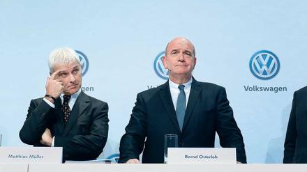 Der Ärger nimmt kein Ende: VW-Vorstandschef Matthias Müller (links) und der Betriebsratsvorsitzende Bernd Osterloh im November letzten Jahres in Wolfsburg. 