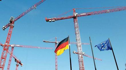 Vorsicht, Baustelle! In vielen Orten in Deutschland – wie hier im Berliner Regierungsviertel – drehen sich derzeit die Baukräne. Die Industrie rechnet mit weiter wachsenden Umsätzen. 