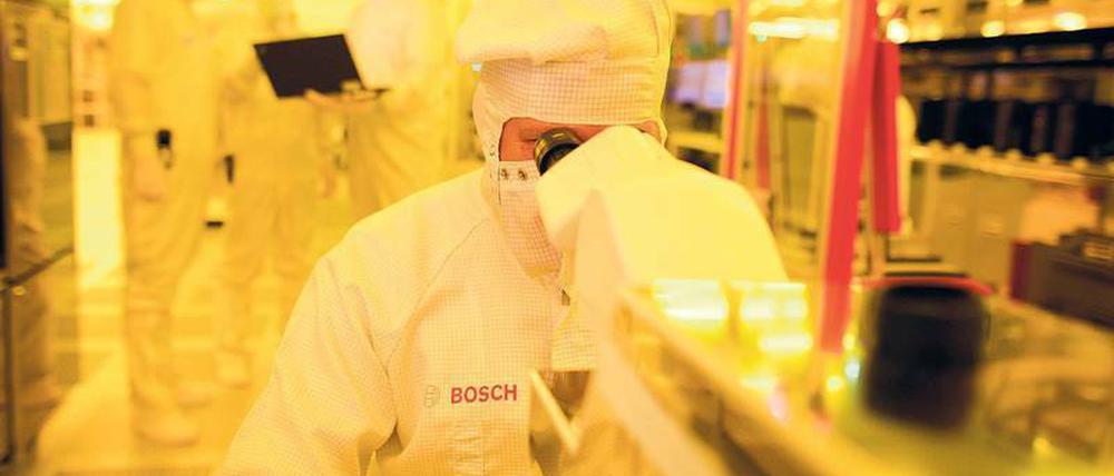 Blick in die Zukunft. In Dresden soll die neue 300-Millimeter-Technologie für Halbleiter-Chips eingesetzt werden. Foto: Christoph Schmidt/dpa