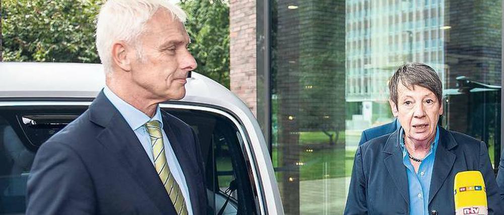 Ortstermin. Hendricks besuchte am Donnerstag VW und sprach mit Konzernchef Müller über E-Autos und den Diesel.