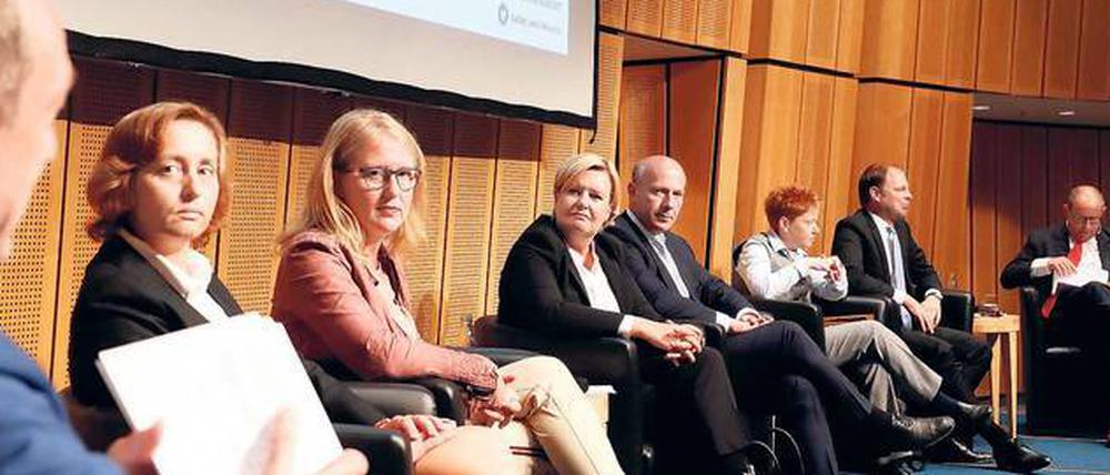 Beatrix von Storch (AfD), Lisa Paus (Grüne), Eva Högl (SPD), Kai Wegner (CDU), Petra Pau (Linke) und Christoph Meyer (FDP, von links nach rechts) stellten sich den Fragen von IHK-Hauptgeschäftsführer Jan Eder und VBKI-Chef Udo Marin.