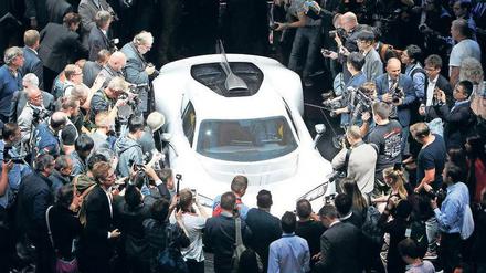 Mercedes AMG Project One Car heißt das verrückte Auto, das Daimler als ersten Formel-1-Wagen mit Straßenzulassung bewirbt und das auf der IAA die Motorfreaks anlockt. Das Geschoss wird von 1000 PS angetrieben. 
