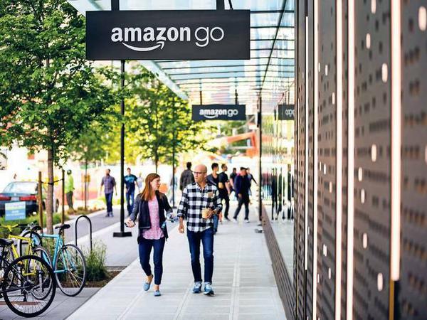 Vorerst nur für die zahlreichen Mitarbeiter eröffnete der Konzern „Amazon Go“, wo Einkäufe beim Verlassen des Ladens automatisch erfasst werden.