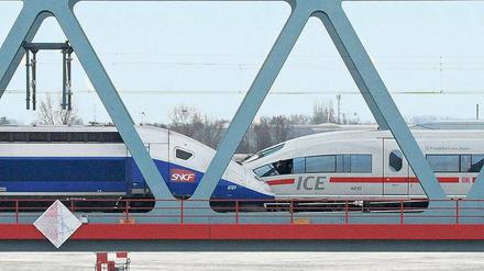Treffpunkt mit Symbolwert: Auf der Rheinbrücke bei Kehl begegnen sich der TGV und der ICE. Der eine ist das bekannteste Produkt des französischen Alstom-Konzerns, der andere stammt aus dem Hause Siemens. Künftig werden die beiden Unternehmen ihre Züge gemeinsam entwickeln. 
