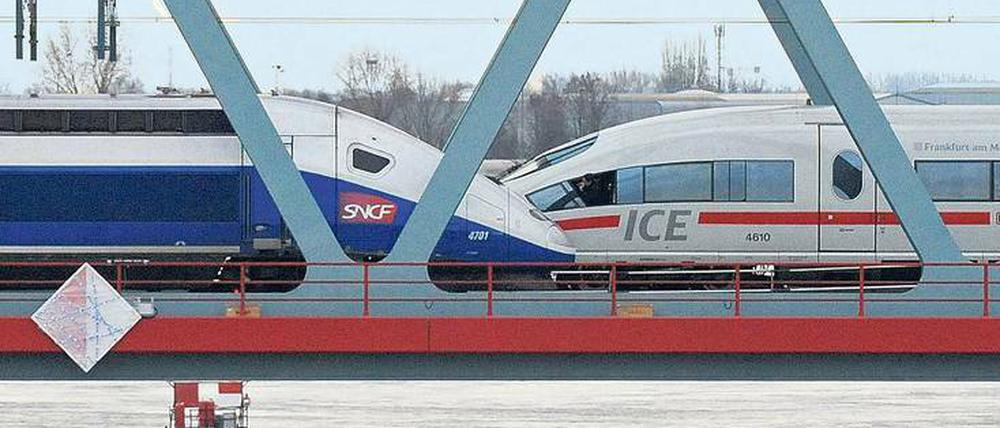 Treffpunkt mit Symbolwert: Auf der Rheinbrücke bei Kehl begegnen sich der TGV und der ICE. Der eine ist das bekannteste Produkt des französischen Alstom-Konzerns, der andere stammt aus dem Hause Siemens. Künftig werden die beiden Unternehmen ihre Züge gemeinsam entwickeln. 