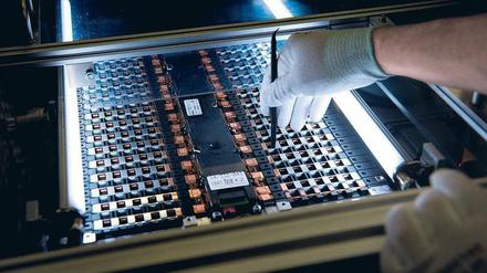 Die Batteriezelle ist ein Hight-Tech-Produkt, in das nicht nur Zellchemie einfließt. Werkstoff-Know-how sowie Prozess- und Produktionsexpertise sind erforderlich. Mehr als 50 Produktionsschritte stecken in einer Lithium-Ionen-Zelle. 