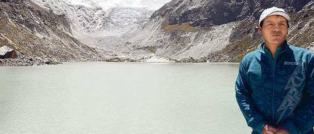 Der peruanische Bauer Saúl Luciano Lliuya vor dem Bergsee, den der geschmolzene Gletscher in seiner Heimat hinterlassen hat. 